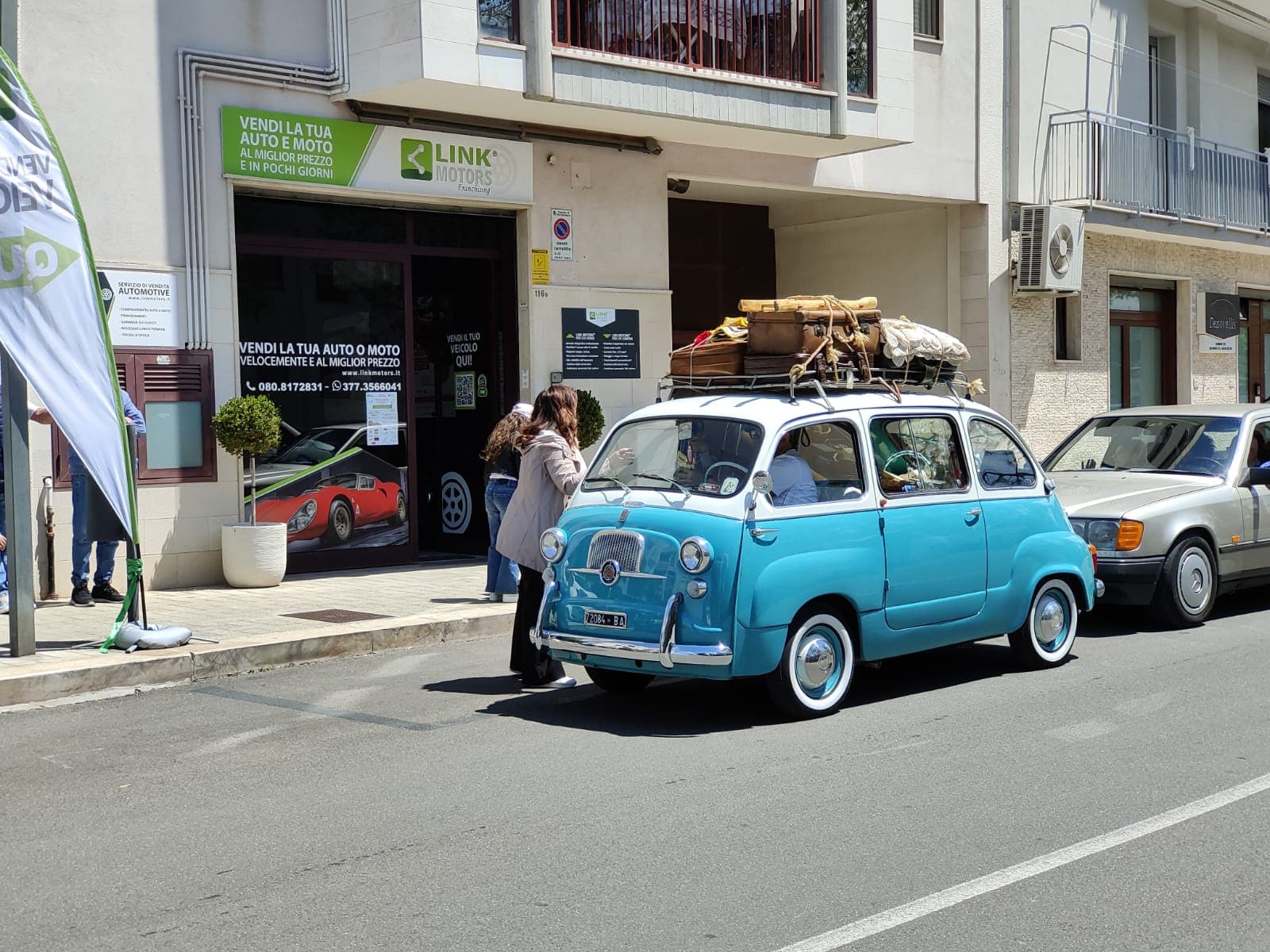 Fiat d'epoca azzurra davanti alla filiale Link Motors