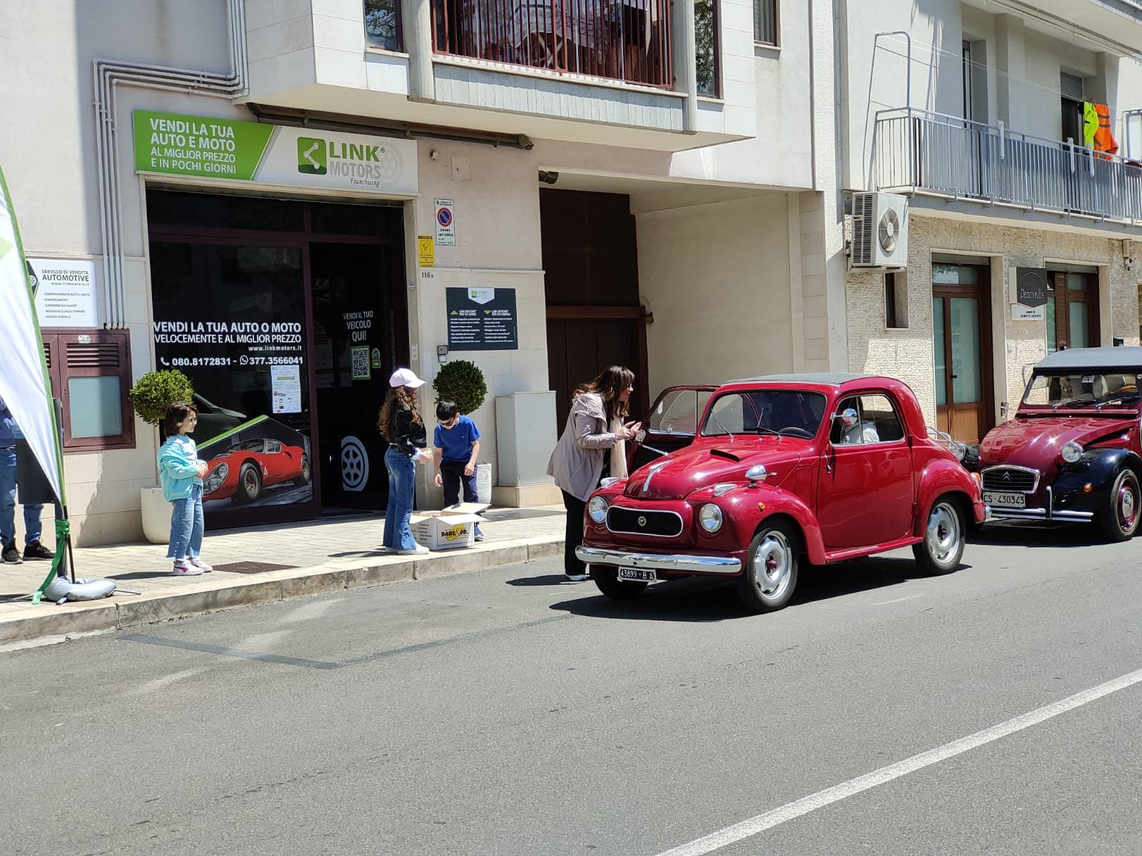 Auto rossa d'epoca durante un evento del Club Link Motors